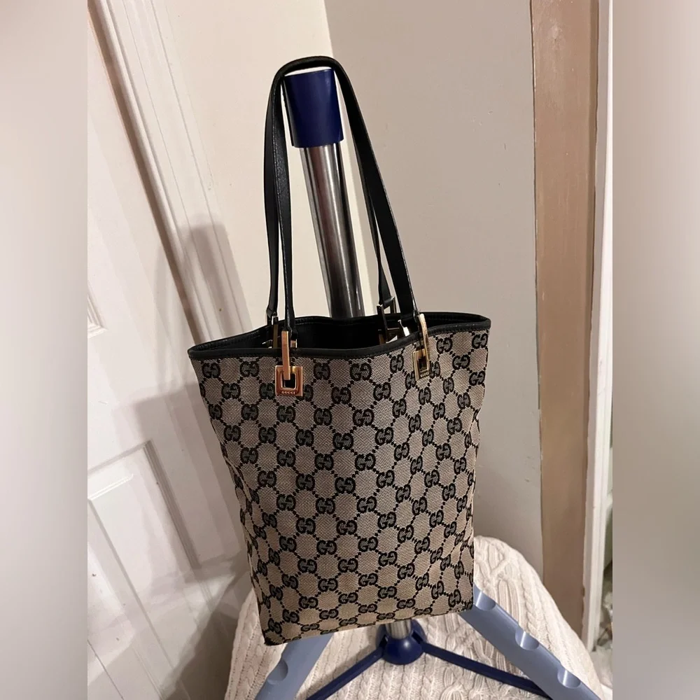 Gucci Monogram Vintage Bucket Bag - Picture 3 of 15